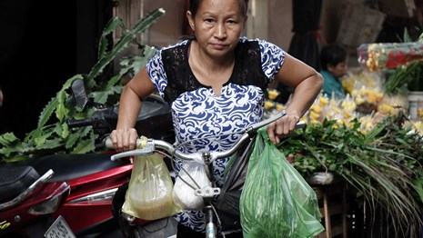 Nắm lá xông để tắm hoặc treo trước nhà cũng là một trong những thứ không thể thiếu trong ngày Tết Đoan ngọ của người Sài Gòn