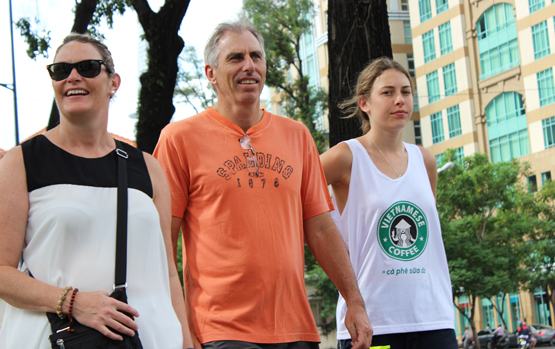 Người nước ngoài háo hức đón Tết Tây tại Việt Nam