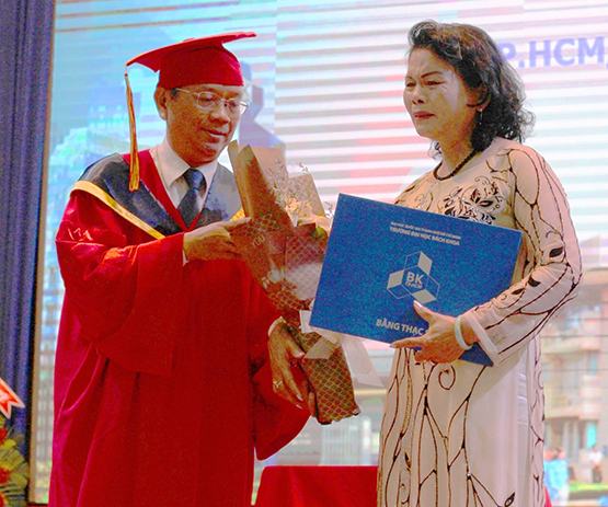 Trao bằng thạc sĩ cho học viên đã mất