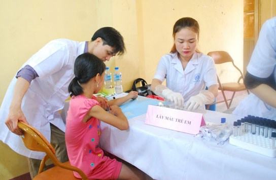 Thải độc chì cho trẻ em thôn Đông Mai
