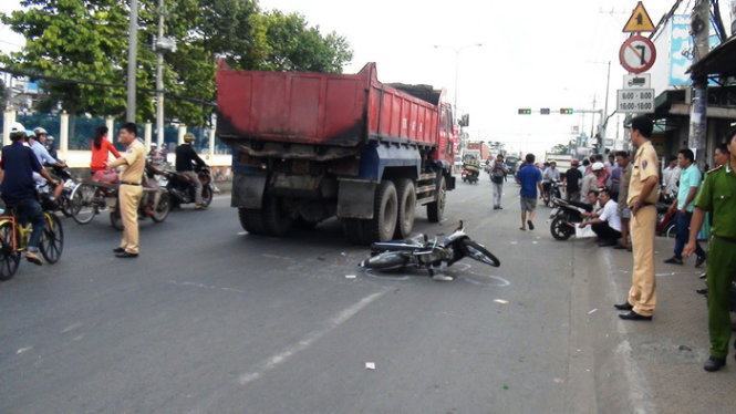 Thai phụ lại bị xe ben tông, kéo lê đi nhiều mét