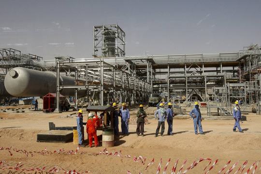 Thâm hụt ngân sách kỷ lục, Ả Rập Saudi tăng 50% giá xăng