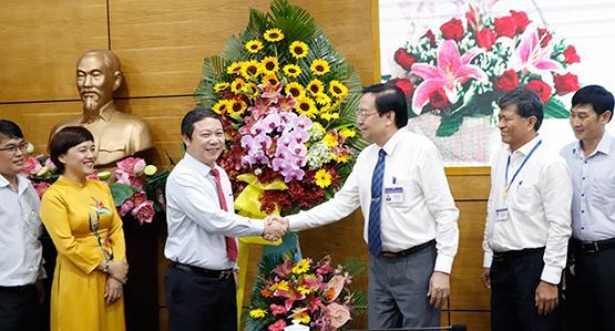 Phó Chủ tịch UBND TP.HCM thăm, chúc mừng Sở GD-ĐT TP.HCM