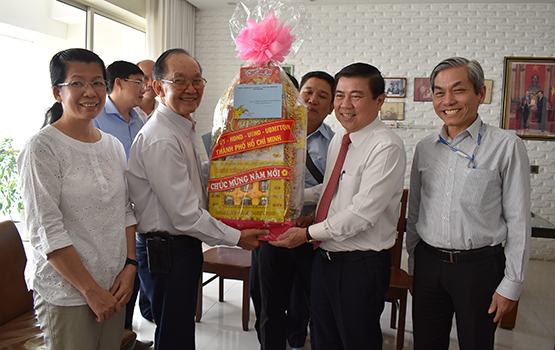 Lãnh đạo TP chúc Tết các gia đình chính sách