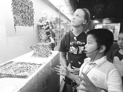 “Thần đồng anh Văn” 11 tuổi làm thuyết minh viên bảo tàng