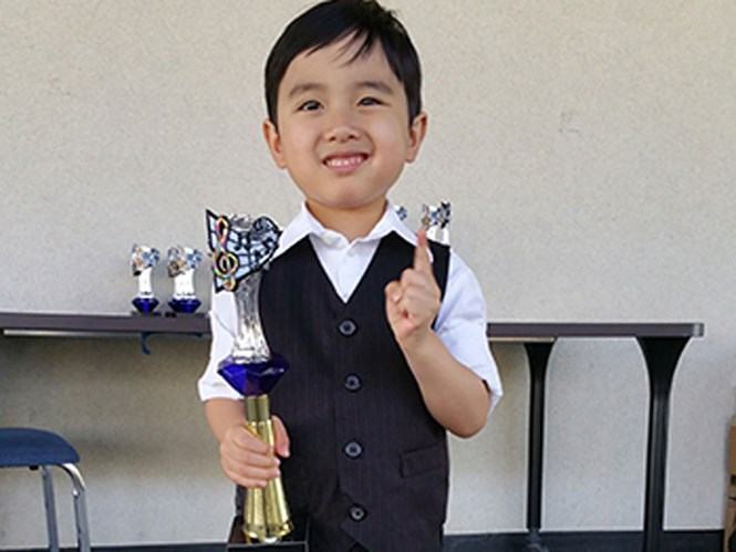 Thần đồng piano 5 tuổi gốc Việt đoạt cúp Quận Cam