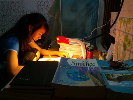 “Thần kinh” vì trắng đêm học thi