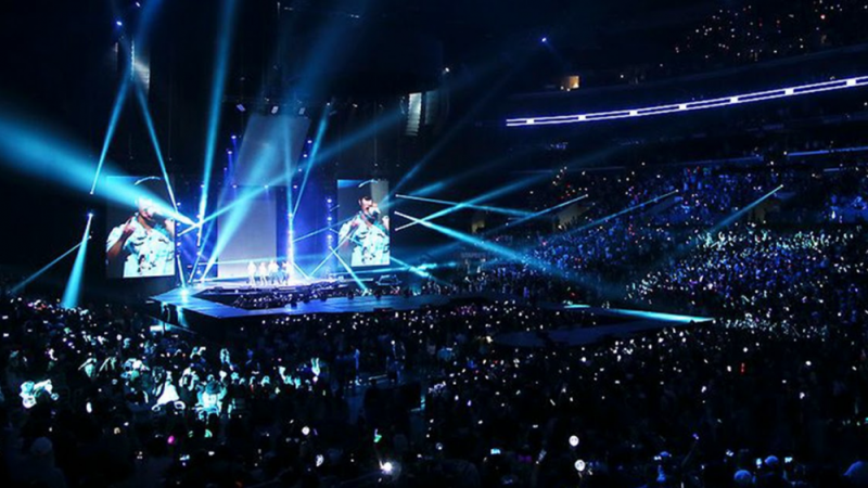 Thực tế nghiệt ngã đằng sau sự hào nhoáng của K-pop.