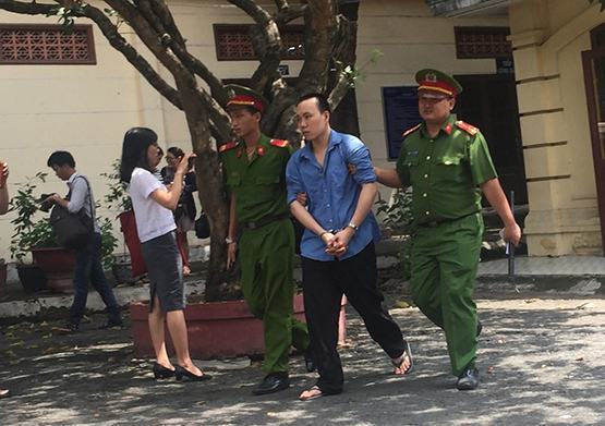 Vào tù vì cướp tiệm vàng