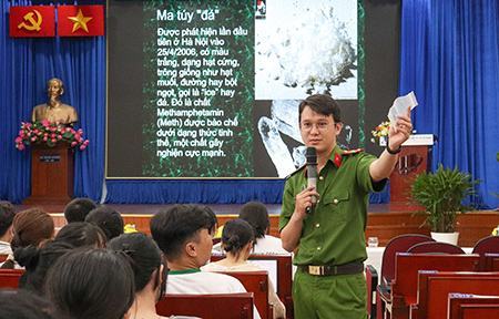 Phòng chống thủ đoạn lôi kéo dùng ma túy “núp bóng” bánh kẹo, đồ uống…