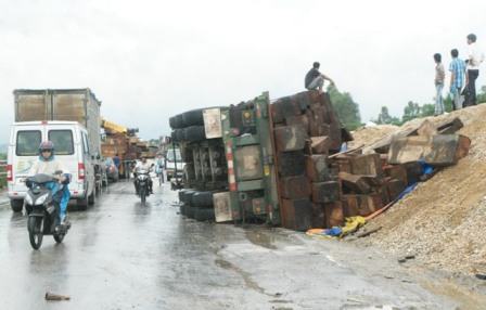 Thanh Hóa: Ô tô chở gỗ “nằm vạ” bên quốc lộ