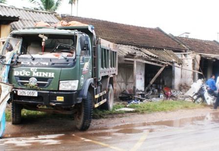 Thanh Hóa: Ô tô mất lái đâm sập nhà dân, 2 người thoát chết
