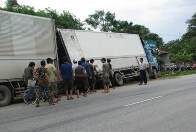 Thanh Hóa: Tránh cụ già, xe chở hoa quả “cày” nát ngõ nhà dân