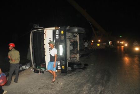 Thanh Hóa: Xe tải rơi cả 2 bánh khi đang chạy