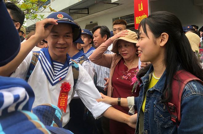 Thanh niên khắp nơi lên đường nhập ngũ