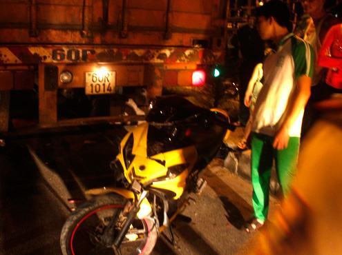 Thanh niên nghe điện thoại, lao xe máy vào gầm container