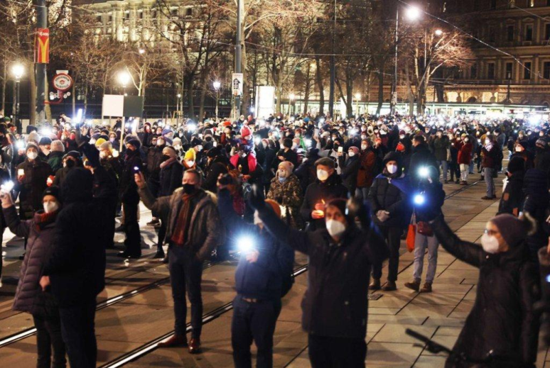 Thành phố Áo tuyển nhân viên săn người chưa tiêm vắc xin để phạt - ảnh 1