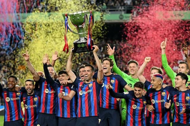 Thanh tra UEFA đề nghị cấm CLB Barcelona tham dự Champions League