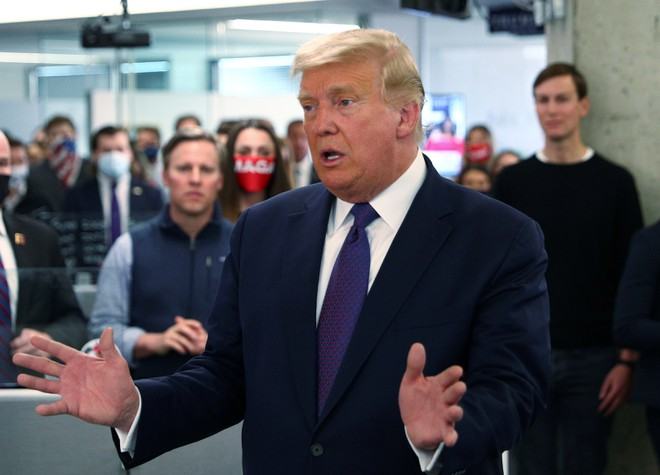 Tổng thống Mỹ Donald Trump phát biểu trước báo giới tại trụ sở ban vận động tái tranh cử ở thành phố Arlington, bang Virginia /// Reuters