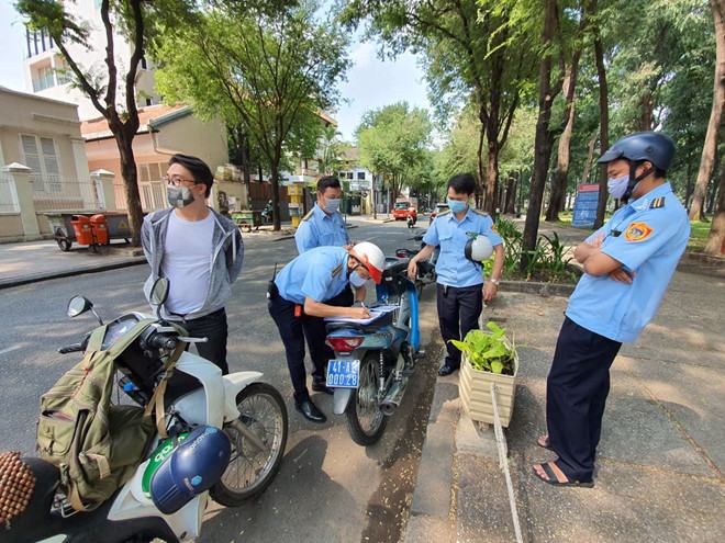 Tháo khẩu trang ra ăn, người Sài Gòn bị phạt: Thế nào là không đeo khẩu trang?