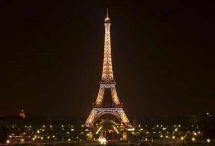 Tháp Eiffel đóng cửa vì nạn móc túi
