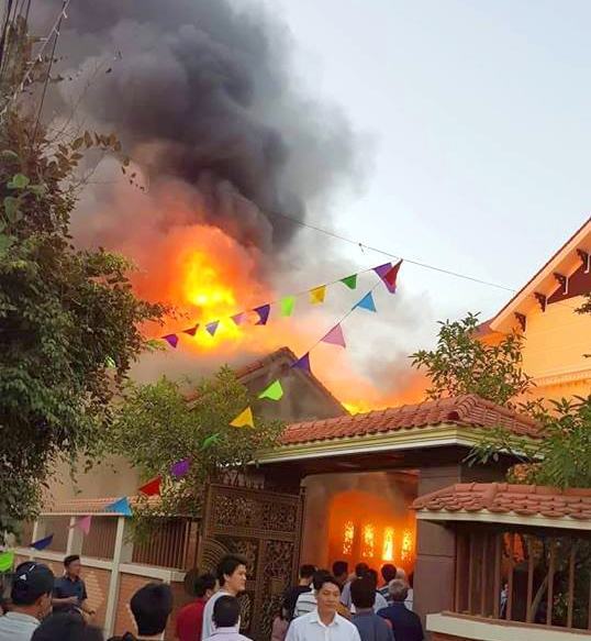 Thap huong ngay tet, can nha go 5 gian tien ty bi thieu rui