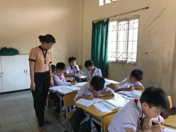 Thấp thỏm ‘phận’ giáo viên hợp đồng - Ảnh 10.