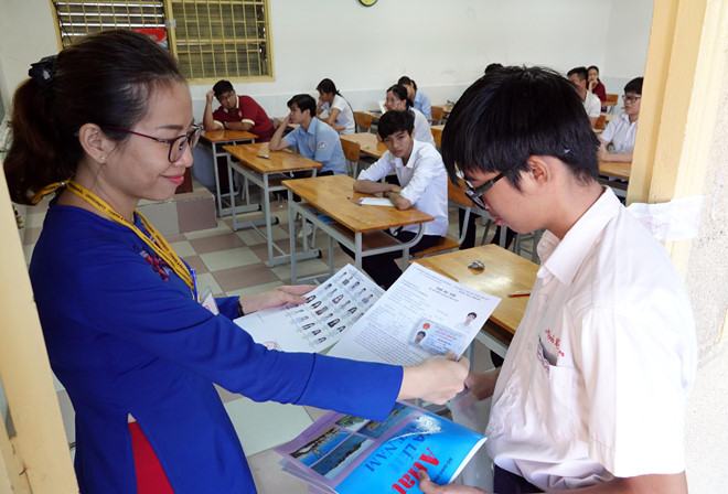 Giám thị làm thủ tục cho thí sinh tham dự thi kỳ thi THPT quốc gia năm 2019  /// Ảnh: Đào Ngọc Thạch 