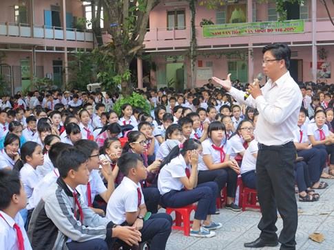 Thầy giáo chuyên làm học trò khóc - ảnh 1