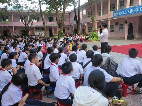 Thầy giáo chuyên làm học trò khóc - ảnh 4