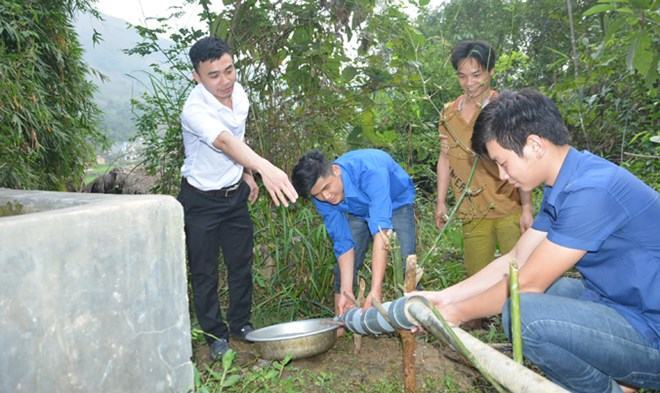 Thầy giáo trẻ lọc nước khe núi cho bản cao