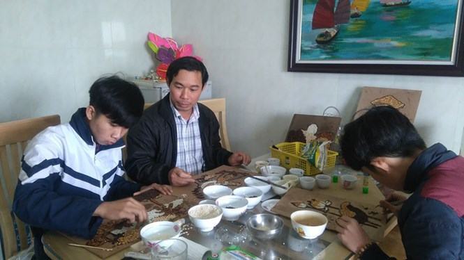 Thầy giáo Đào Thế Am hướng dẫn học trò vẽ tranh gạo /// Ảnh: V.N.K