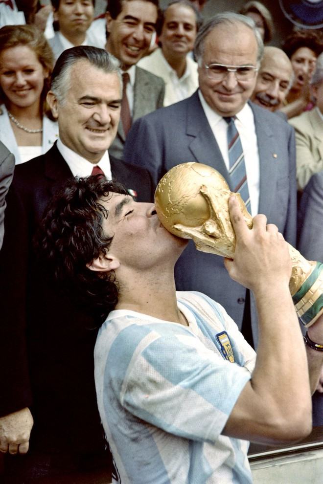 Thế giới bàng hoàng sau khi Diego Maradona qua đời