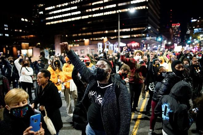 Người biểu tình tuần hành trên con đường ở thành phố Philadelphia, bang Pennsylvania tối ngày 4.11, yêu cầu đảm bảo kiểm phiếu công bằng /// Reuters