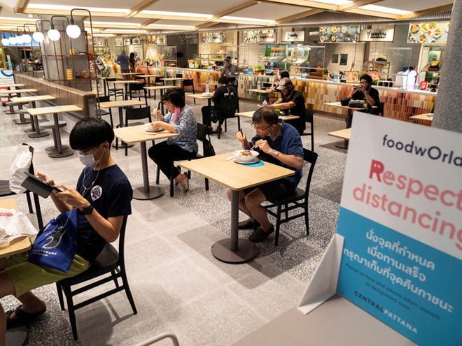 Khu vực ăn uống tại một trung tâm thương mại ở Thái Lan mở cửa lại vào ngày 17.5 /// Reuters