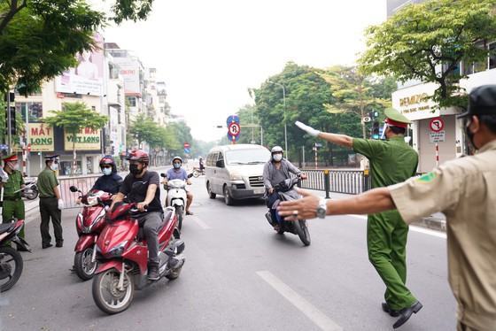 Nhiều lực lượng tham gia kiểm soát người ra đường trong thời gian giãn cách xã hội