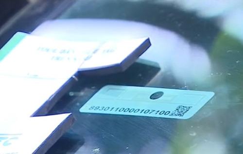 Dán thẻ định danh trên ô tô