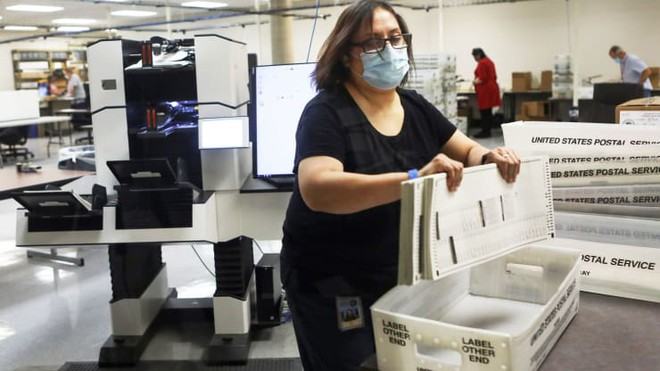 Nhân viên kiểm phiếu tại quận Maricopa, bang Arizona /// Reuters