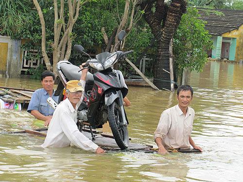 Thêm 8 người chết do mưa lũ