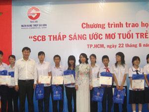 Thêm 845 triệu đồng cho học sinh nghèo hiếu học