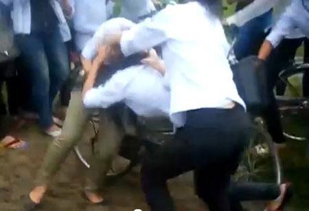 Thêm một clip nữ sinh bị lột áo, đánh hội đồng gây sốc