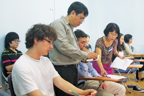 Thí sinh nước ngoài dự kiểm tra tiếng Việt