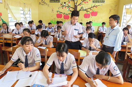 Kỳ thi THPT quốc gia tại Cần Thơ: Cử cán bộ coi thi viết giùm thí sinh bị tai nạn