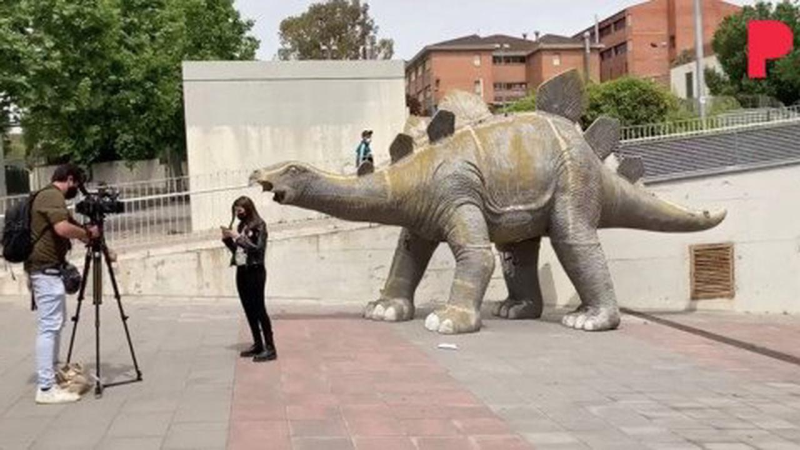 Thiệt mạng vì chui vào bụng tượng khủng long để nhặt điện thoại