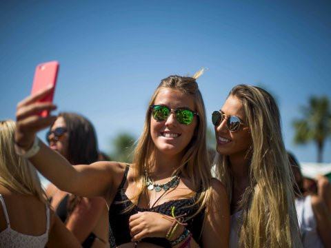 Nhiều thanh niên đã nhận thức được áp lực và tác hại của việc sống “ảo” /// Reuters