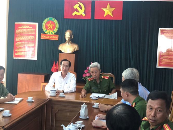 Phó chủ tịch UBND TP.HCM Lê Thanh Liêm và thiếu tướng Phan Anh Minh, Phó giám đốc Công an TP.HCM tại buổi họp báo sáng 15.5 liên quan đến vụ nhóm hiệp sĩ đường phố bị truy sát vào tối 13.5 /// Ảnh: Nguyên Bảo