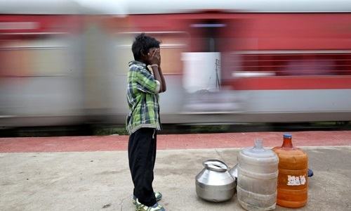 Những đứa trẻ phải đi tàu để kiếm nước