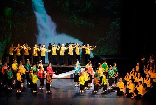 Thính phòng hóa và kịch hóa các bài hát dân ca