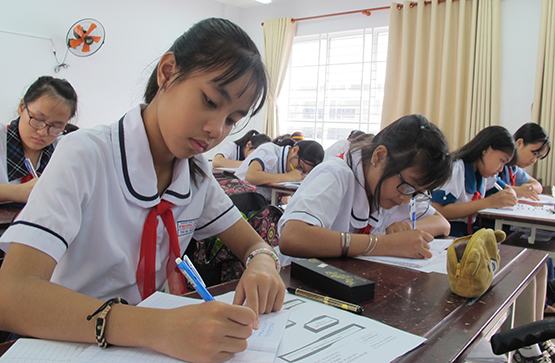 Thí sinh thích thú làm bài thi… trên xe