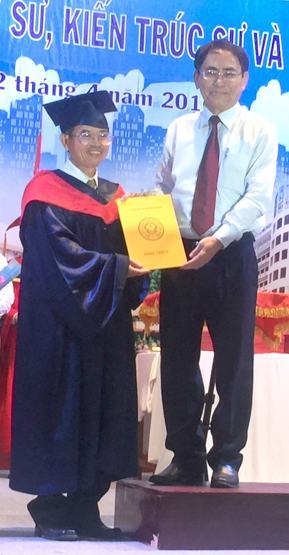 Hai sinh viên vừa làm vừa học ra trường sớm 1 học kỳ